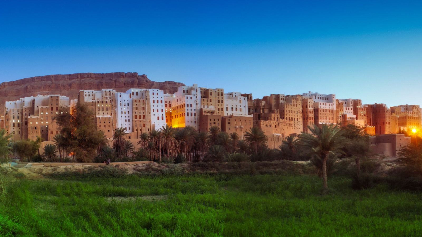 Sunset over the historic mudbrick towers of Shibam, Yemen